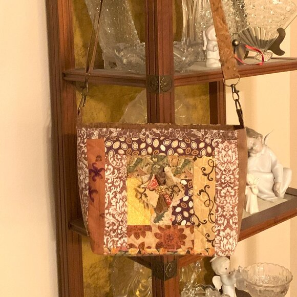Handmade Patchwork Quilted Crossbody Bag with Lining and Zippered Closure - Picture 6 of 9